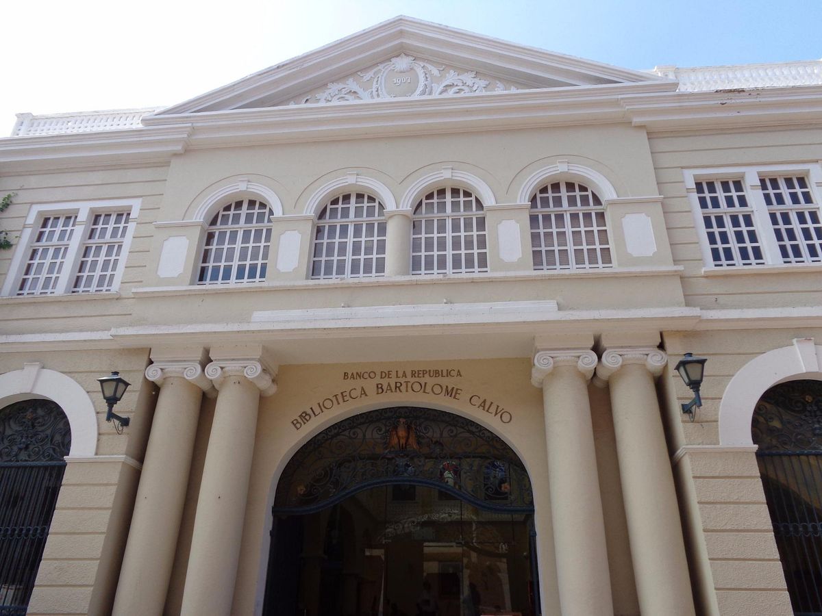 Biblioteca Bartolomé Calvo — fachada neoclásica de 1907