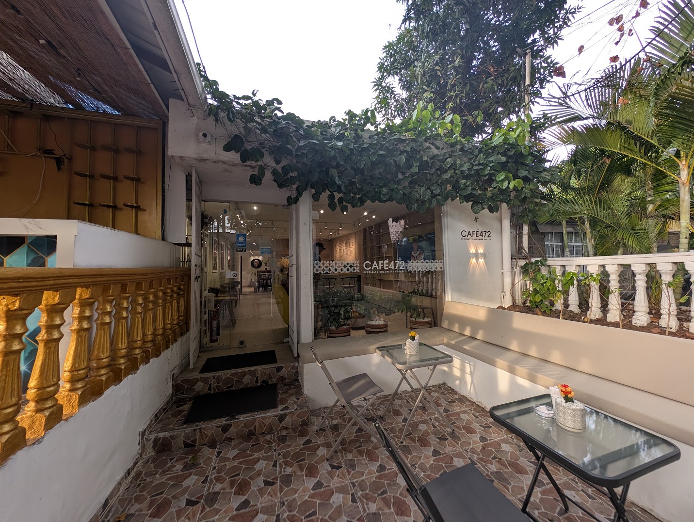 Café 472 — outdoor terrace